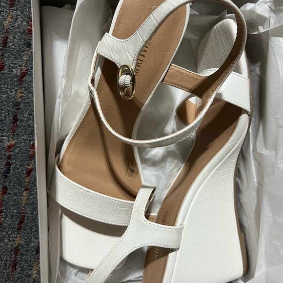 Elegant White Wedge Sandals - Picture 3 of 4